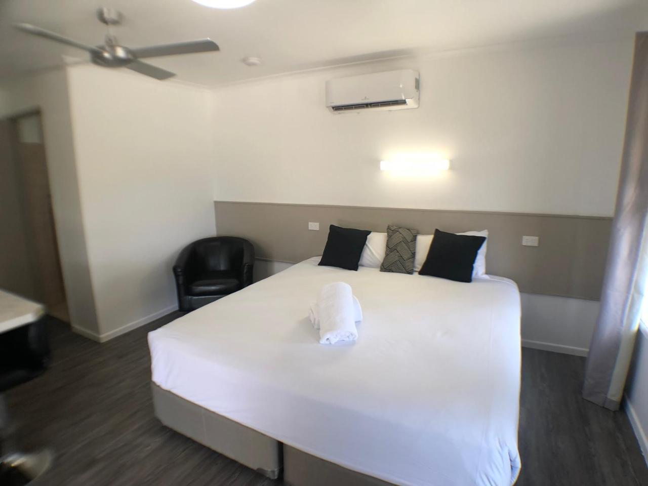Jacaranda Place Motor Inn トゥーンバ エクステリア 写真